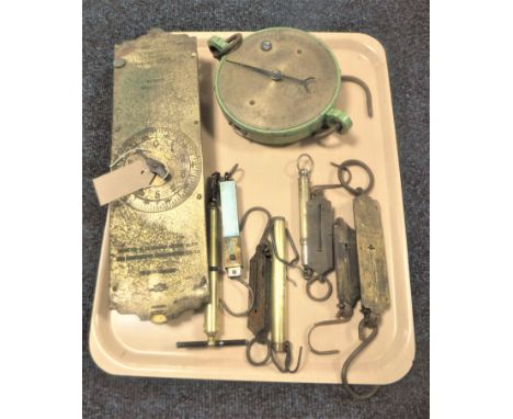 A tray of assorted balance scales - Salter Trade No. 60.T, spring balance, Salter pocket scale, Hill 0 pocket balance scale e