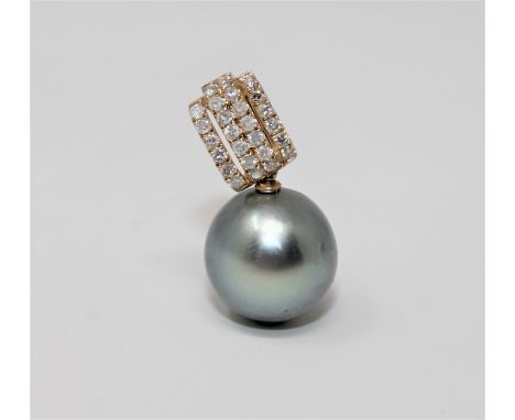 A 14ct yellow gold diamond and pearl pendant featuring 1 cultured Tahitian pearl with 29 round brilliant cut diamonds 0.32ct.