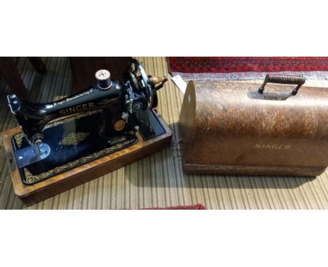 Vintage cased manual 'Singer' sewing machine