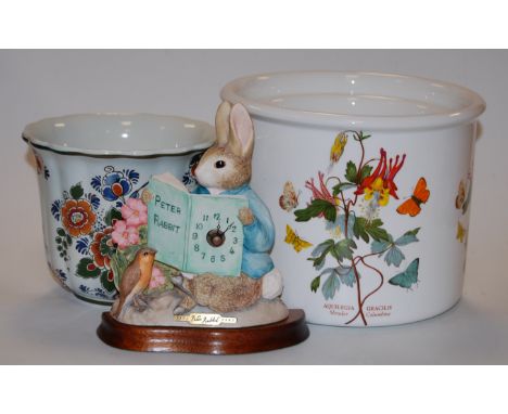 A small collection of miscellaneous items to include a graduated set of Portmeirion pots together with a Delft plant pot and 