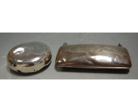 An Edwardian silver pocket snuff box of circular form by George Unite, Birmingham 1908, together with an Edwardian ladies sil
