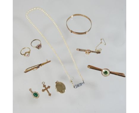 A collection of jewellery, to include a 9 carat gold bangle, a simulated pearl necklace, cased (10)
