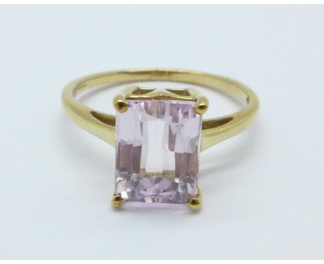 A 9ct gold kunzite ring with certificate, 2.5g, M 