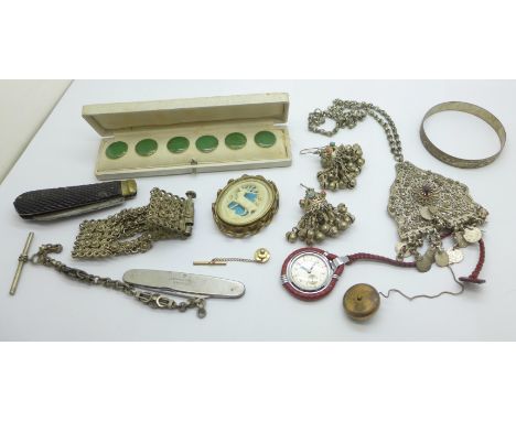 Vintage costume jewellery, pocket knives, etc. 