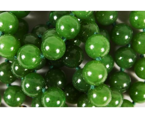  A STRING OF JADE BEADS.