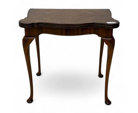 Early 20th-century Georgian revival walnut fold-over card table, rectangular top with serpentine front, baize-lined interior,
