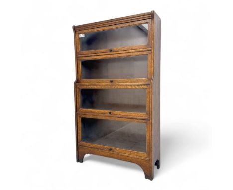 Early 20th century oak in the style of a Globe-Wernicke design sectional bookcase, four graduated stacking tiers with glazed 