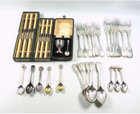 George V silver egg cup and spoon, by Marson &amp; Jones, Birmingham, 1930, (egg cup loaded base), cased; Fiddle Pattern teas