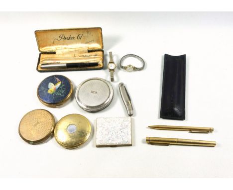 Sheaffer gold plated fountain pen, the gold nib inscribed "Sheaffer 14K 585", with a windowpane engraved cap an body enclosin