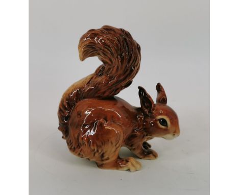 PORZELLANFIGUR "Eichhörnchen", Manufaktur Goebel, Rödental, Marke 1979-1991. Eichhörnchen in naturalistischer Darstellung und