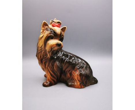 PORZLLANFIGUR "Yorkshire Terrier", Manufaktur Goebel, Rödental, unter dem Stand gemarkt und mit Blindmarke 30 056 bezeichnet.