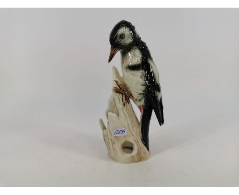 PORZELLANFIGUR "Buntspecht", Manufaktur Goebel, Rödental, Marke 1979-1990. Auf einem hohlen Baumstumpf sitzender Buntspecht i