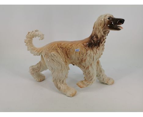 PORZELLANFIGUR "Afghanischer Windhund", Manufaktur Goebel, Rödental, Marke 1979-1991. Laufender Hund mit leicht erhobenem Kop