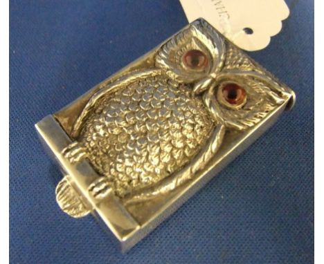 A novelty silver vesta case, in the form of an owl Condition report Report by NG

Modern item stamped STERLING and 925. Lid d