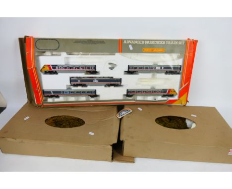 Hornby - An incomplete R543 OO gauge Advanced Passenger Train Set. The set comes with coaches and power car, and conditions a