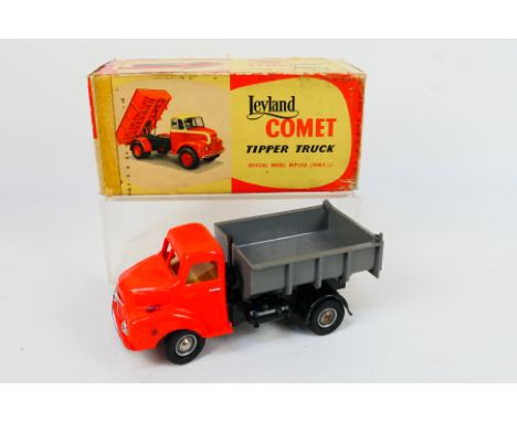 Victory Industries - A boxed 1:18 scale Victory Industries battery operated plastic Leyland Comet Tipper Truck. The truck wit