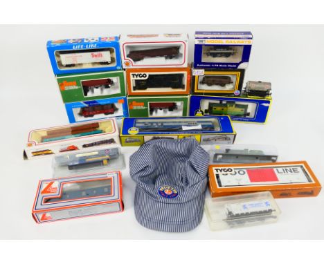 Liliput - Dapol - Bachmann - Others - A boxed rake of 14 items of HO/OO gauge rolling stock with two static N gauge models an