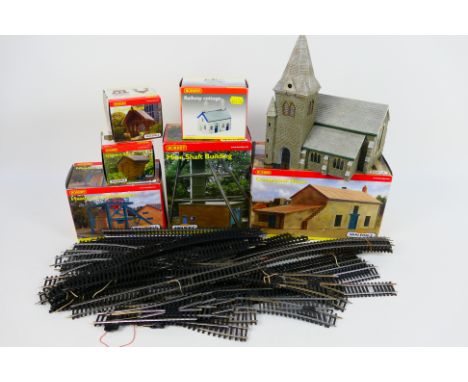 Hornby - Skaledale - Six Hornby Skaledale OO gauge buildings five of which are boxed. Lot includes boxed R8774 Headstock Subs