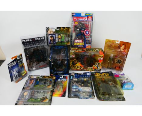 Toy Biz - Marvel - Horror Clix - Mezco - Others - A boxed / carded group of action figures in various sizes. Lot includes Hor