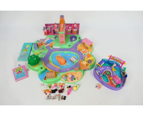 Polly Pocket - Bluebird - Two unboxed vintage early 1990's 'Polly Pocket' playsets. Lot includes a 1991 'Polly's Dreamworld' 