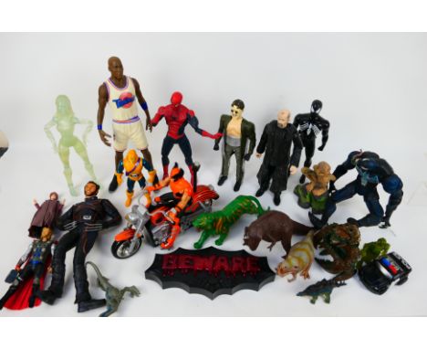 Toy Biz - Mattel - Others - A mixed group of unboxed action figures and action figure accessories in various sizes. Lot inclu