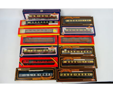 Bachmann - Hornby - Mainline - 13 boxed OO gauge passenger coaches. Lot includes Bachmann #34-503A 63ft Bullied Corridor / Op