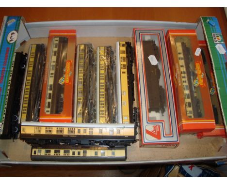 A tray of boxed and unboxed mostly GWR coaches by Hornby, Lima and others as lotted - Fair to Good, Fair to Good boxes (12)