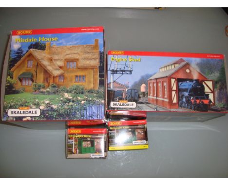 A group of Hornby Skaledale to include Misdale House, an engine shed and two newspaper kiosks - Excellent, Good boxes (4)