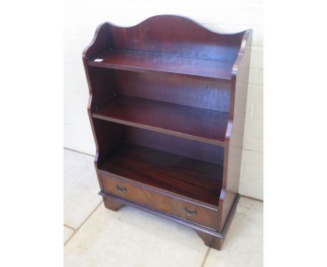 A 20th century waterfall open bookcase with adjustable shelf/lower frieze drawer - 90cm tall x 61cm - in good polished condit