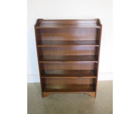 A 20th Century light oak open bookcase - 76cm W x 107cm H x 21cm D - in good condition 