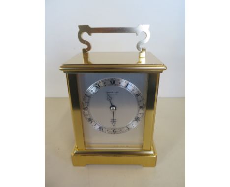 An Elliott of London gilt carriage mantle clock, retailed by Munsey of Cambridge - 19cm tall - in good condition, in running 