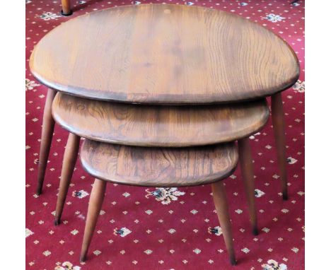 Ercol 20th century oak pebble nest of three tables. Approx. 41cm H x 65.5cm W x 44cm D

Reasonable used condition, scuffs and