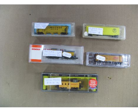 Arnold 'N' Gauge Ref 5114 Union Pacific 'Switcher', plus four items of rolling stock, Bachmann caboose, two box vans and 'Mil