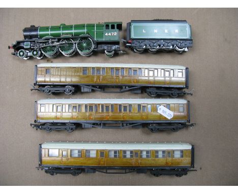 Hornby 'OO Gauge 4-6-2 'Flying Scotsman', L.N.E.R green R/no 4472 powered tender, plus three L.N.E.R 'Teak' eight wheel coach