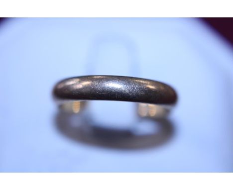 A hallmarked 9ct gold band ring 2.89g 