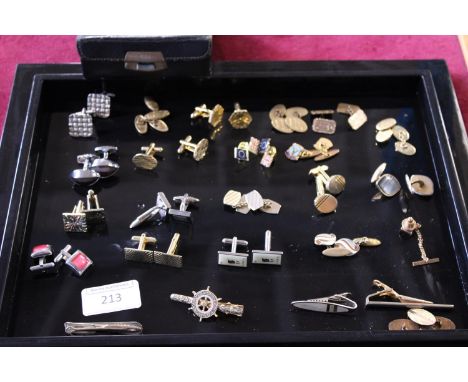 A selection of assorted vintage cufflinks 