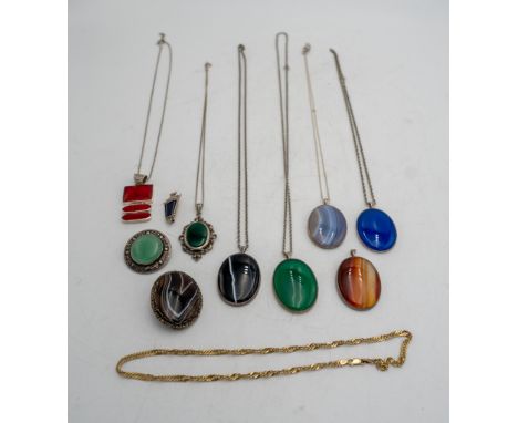 A 9CT GOLD NECKLACE, SIX SILVER HARD STONE SET PENDANTS, TWO SILVER HARDSTONE AND ENAMELLED SILVER LANTERN BROOCH 