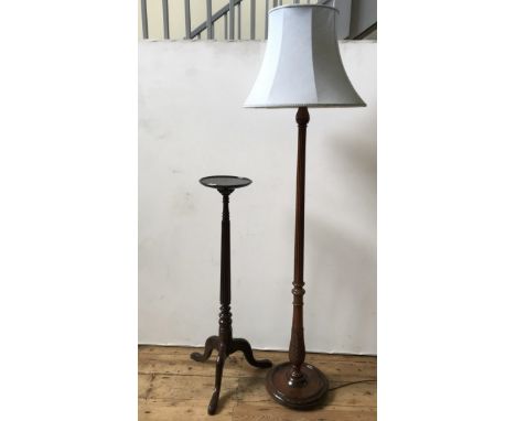 A 19th CENTURY MAHOGANY FLUTED TORCHERE AND FLUTED MAHOGANY STANDARD LAMP, torchere measuring 110cm high 