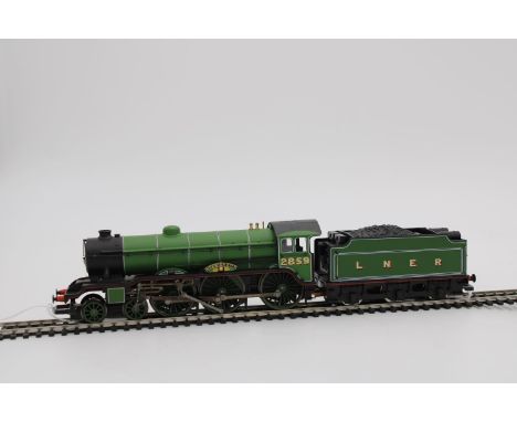 A LNER NO.2859 'NORWICH CITY' B17 FOOTBALLER CLASS GRESLEY LOCO WITH POWERED TENDER, in 00 scale by Hornby, super detailed in