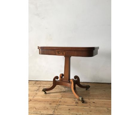 A EARLY 19th CENTURY CROSSBANDED MAHOGANY CARD TABLE, on central tapered pedestal with carved acanthus legs, 74 x 90 x 44cms 