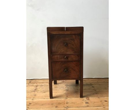 A GEORGE III MAHOGANY GENTLEMAN'S COMMODE, with fold-out top section, lifting mirror panel, drawer and cupboard below, 88cm h