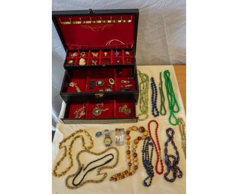 A QUANTITY OF COSTUME NECKLACES, BROOCHES, BANGLE AND PENDANTS 