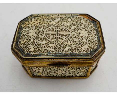 CHINESE GILT-METAL AND IVORY SNUFF BOX QING DYNASTY, 18TH / 19TH CENTURY of canted rectangular form inset with fret pierced i