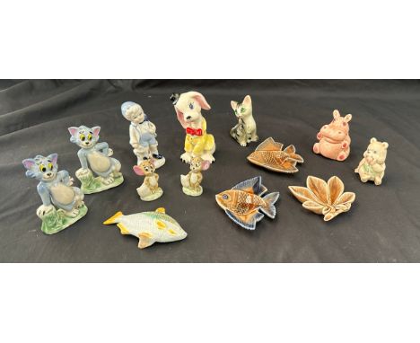 Selection of vintage porcelain items to include Wade, Tom and Jerry figures etc