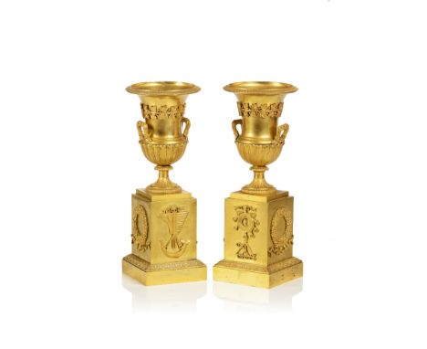 A pair of Medicis vasesGilt bronze with relief decoration depicting wreaths and musical instruments19th century Height: 30,5 