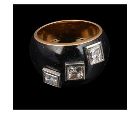 A ringGoldBlack enamel applied elementSet with 3 baguette cut diamonds totalling approximately 1,10 ct.Mid-20th centuryUnmark
