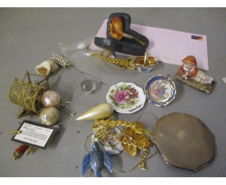 A mixed lot to include a silver machine turned compact, a cased Meerschaum pipe and other items 