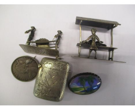 A mixed lot to include a silver vesta case, Chinese white metal and two brooches 