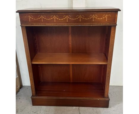 A mahogany single shelf bookcase with scrolling inlay to top (H100cm W84cm D32cm)