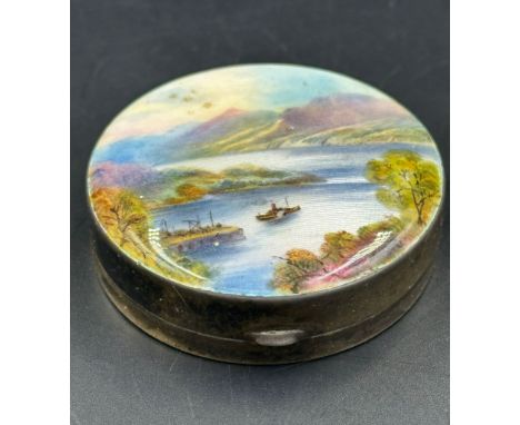 A silver compact with highland scene decoration, hallmarked for Birmingham 1929 by Henry Clifford Davis